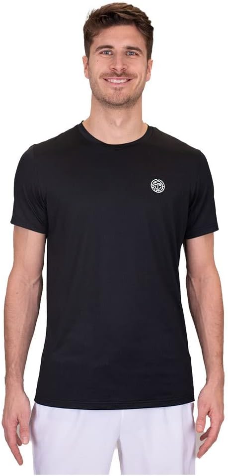 BIDI BADU Herren Tennis T-Shirt in Schwarz auf einem Tenniscourt