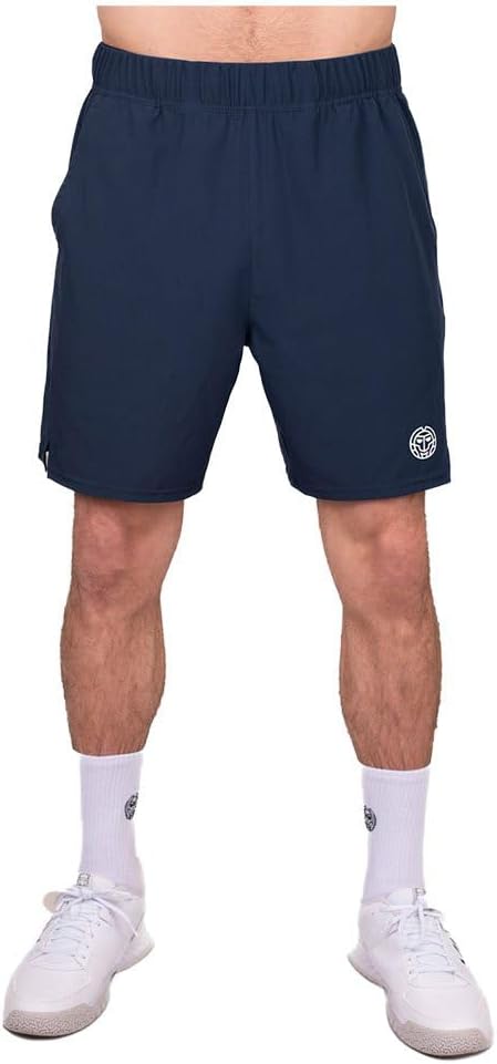 BIDI BADU Herren Tennis Shorts in Dunkelblau auf einem Sportplatz