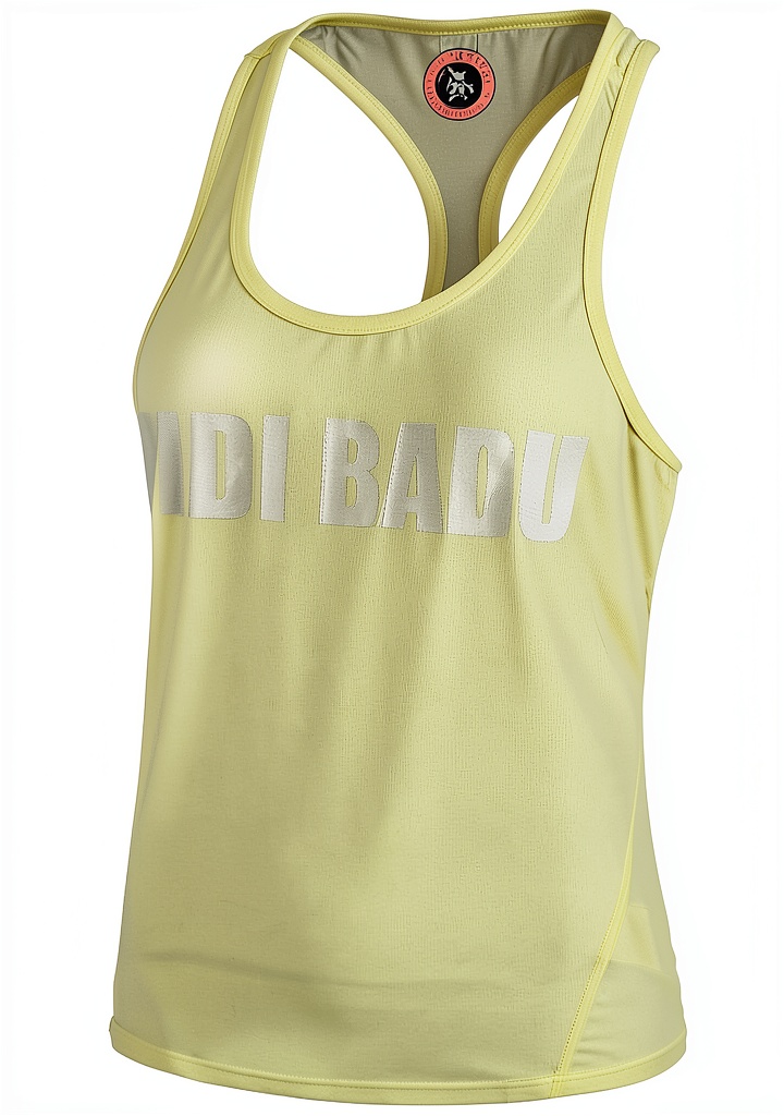 BIDI BADU Rhombo Move Tank-Top in Neongelb auf einer Frau beim Tennisspiel