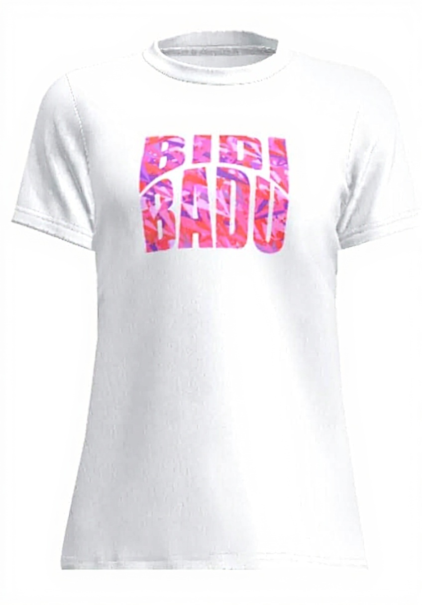BIDI BADU Spike Chill Tee Damen T-Shirt in weißer Farbe auf einem Tenniscourt