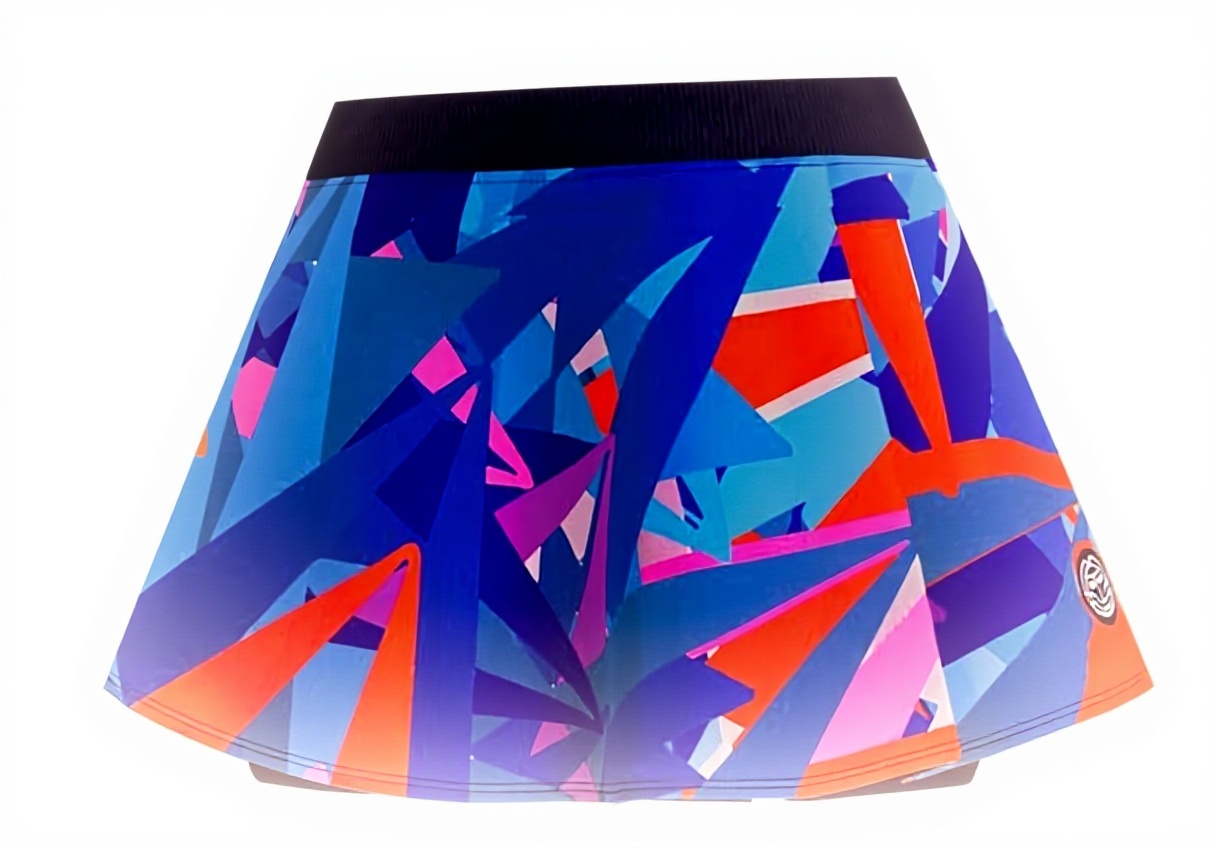 BIDI BADU Spike Wavy Skort in Dunkelblau auf Tennisplatz