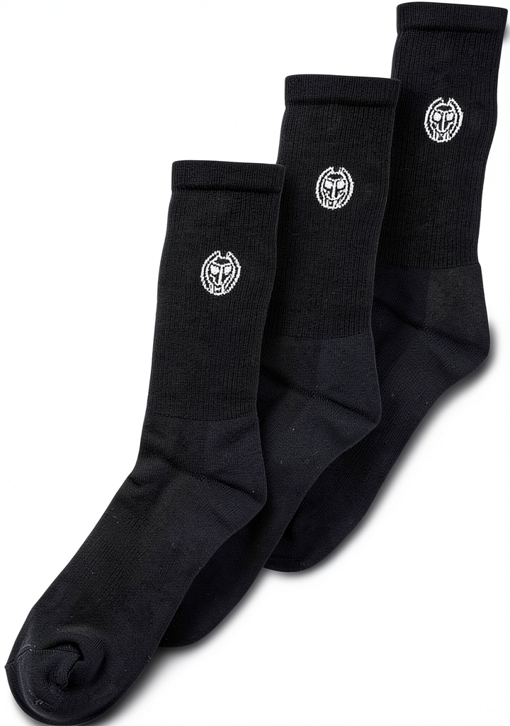 BIDI BADU Tennissocken in Dunkelblau auf einem Tennisplatz