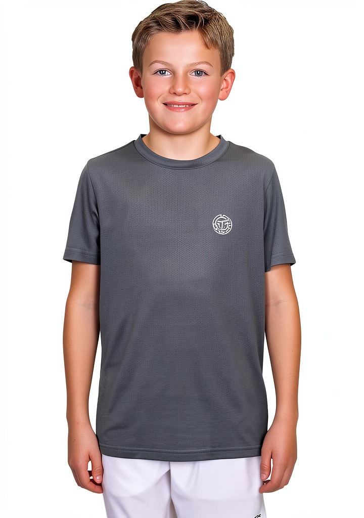 BIDI BADU Jungen T-Shirt in Grau auf einem Tenniscourt