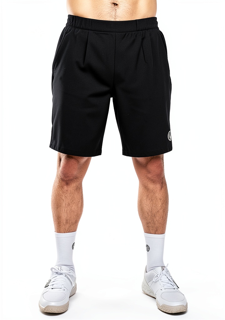 BIDI BADU Herren Tennis Shorts Schwarz im realen Tennis‑Umfeld, getragen von Spieler auf Platz