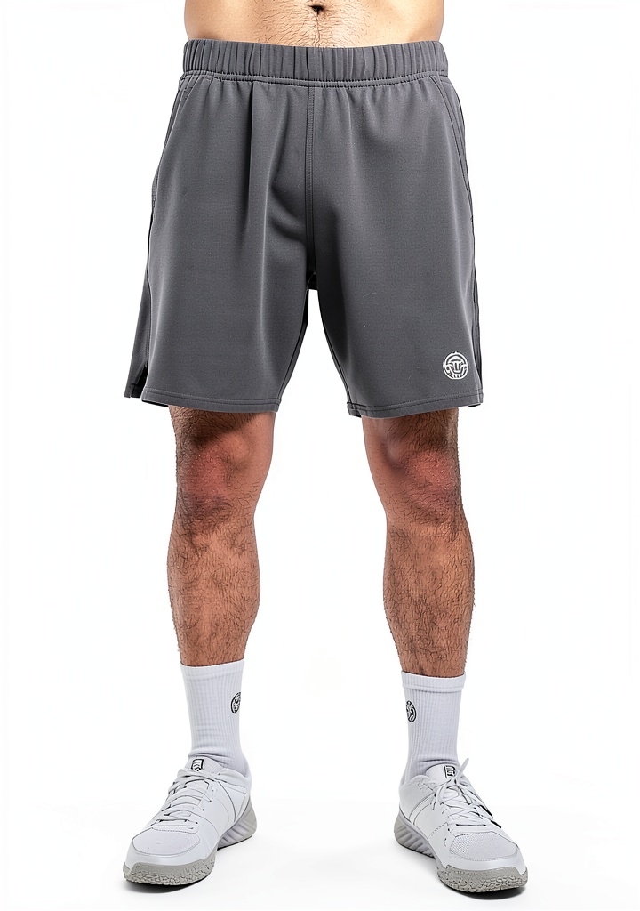 BIDI BADU Herren Tennis Shorts in Grau auf einem Tenniscourt